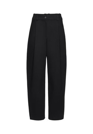 Czarne spodnie z wysokim stanem, zaprasowane z przodu, z szlufkami na pasek, zapięciem na guziki oraz szerokimi, prostymi nogawkami.