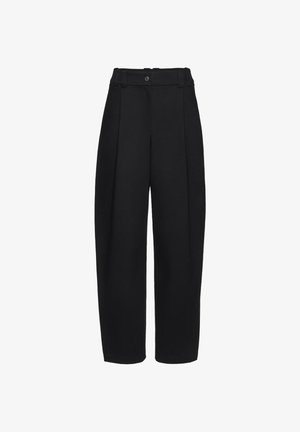 Czarne spodnie z wysokim stanem, zaprasowane z przodu, z szlufkami na pasek, zapięciem na guziki oraz szerokimi, prostymi nogawkami.