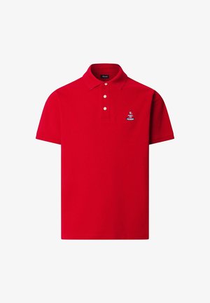 Polo rossa a maniche corte con tre bottoni bianchi e un piccolo stemma ricamato sul petto a sinistra.