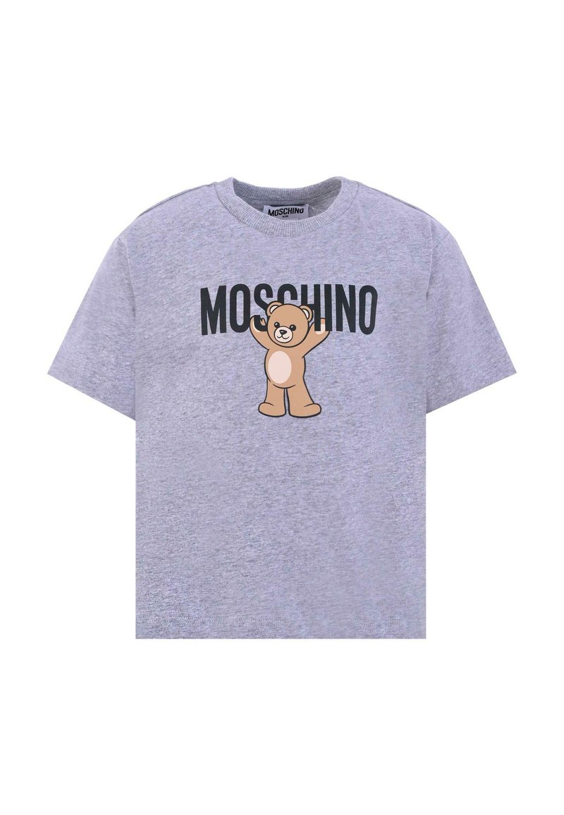 Szary t-shirt z krótkim rękawem z grafiką kreskówkowego niedźwiedzia z uniesionymi rękami. Słowo "MOSCHINO" jest wydrukowane dużymi czarnymi literami powyżej.