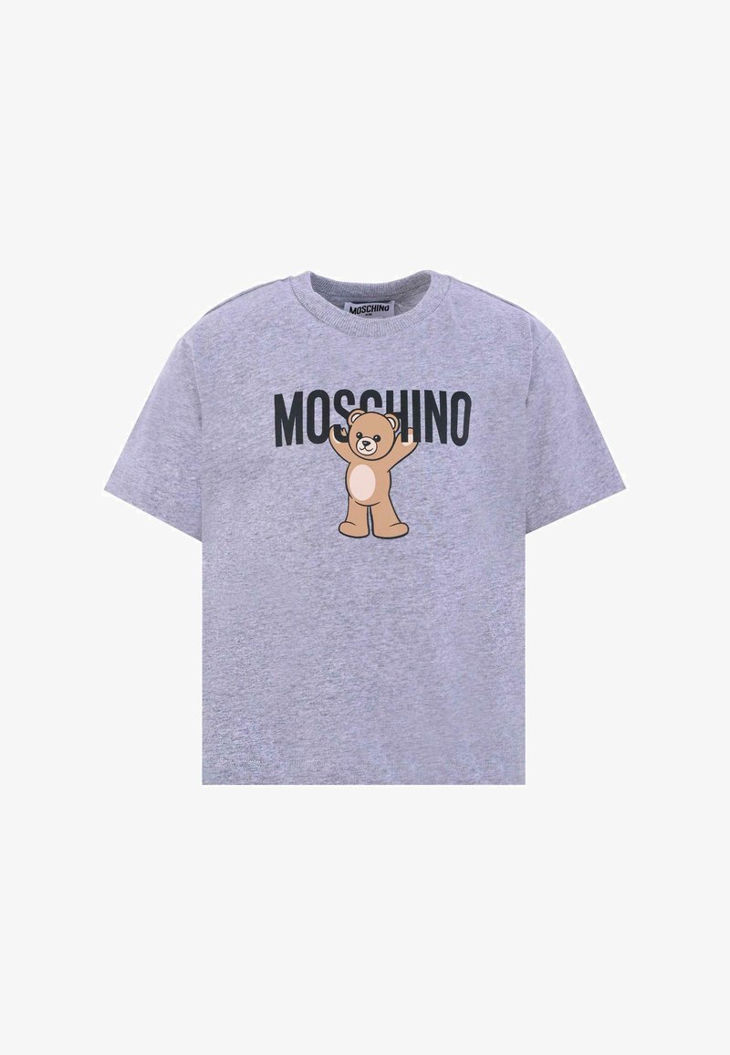 Szary t-shirt z krótkim rękawem z grafiką kreskówkowego niedźwiedzia z uniesionymi rękami. Słowo "MOSCHINO" jest wydrukowane dużymi czarnymi literami powyżej.