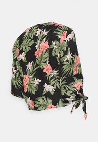 Camisa negra de flores con mangas cortas, que presenta flores rosas y hojas verdes. Incluye detalle de lazo en el costado. Está hecha de tela ligera.