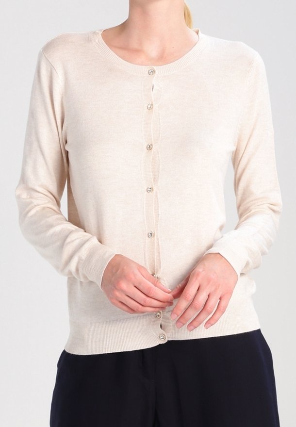 Ljusbeige cardigan gjord av mjukt tyg. Har en rund halsringning, långa ärmar och knappstängning fram. Enkelt, strömlinjeformat utförande.