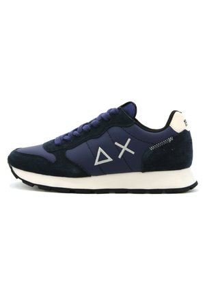Sneakers blu navy realizzati con un mix di suede e materiali sintetici, con una suola intermedia bianca e accenti di logo grigio astratti. Design classico con stringhe.