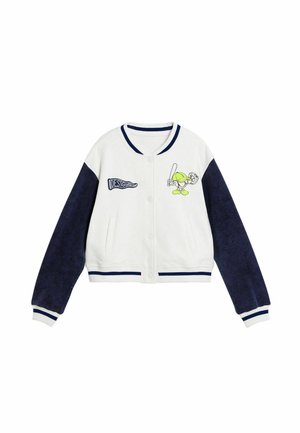 Fehér bélelt, rövidített egyetemi kabát sötétkék ujjakkal, kék csíkos mandzsettákkal és gallérral, hímzett logóval és rajzfilmfigurás mintával.