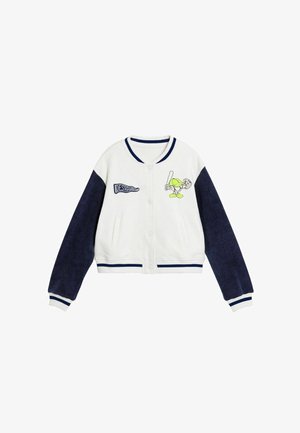 Kurz geschnittene Collegejacke aus weißem Fleece mit marineblauen Ärmeln, blau geringelte Bündchen und Kragen, besticktem Logo und Cartoon-Charakter-Design.