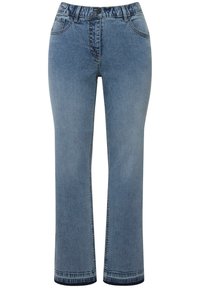 Jeans azul claro de mezclilla, con un diseño de pierna recta, cinco bolsillos y una textura ligeramente descolorida con dobladillo cosido.