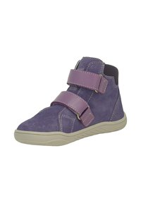 Fioletowe zamszowe buty typu high-top z dwiema regulowanymi zapięciami na rzep, szarym gumowym podbiciem, wyściełanym kołnierzem i kontrastującymi detalami ściegów.