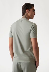 Guess MIT FRONTLOGO - Camiseta estampada - vert clair