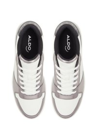 Sneakers bianchi e grigi con materiale liscio e testurizzato, caratterizzati da un design con lacci, colletto imbottito e logo sulla soletta.