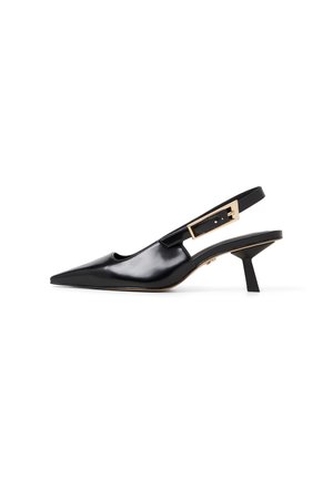 Musta lakattu nahkainen slingback-kengät, joissa on terävä kärki, kultainen solkiyksityiskohta ja lyhyt, lohkokorko.