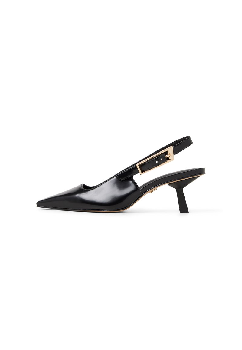 Zapatos slingback de charol negro con punta afilada, que presentan un acento de hebilla en tono dorado y un tacón corto de bloque.