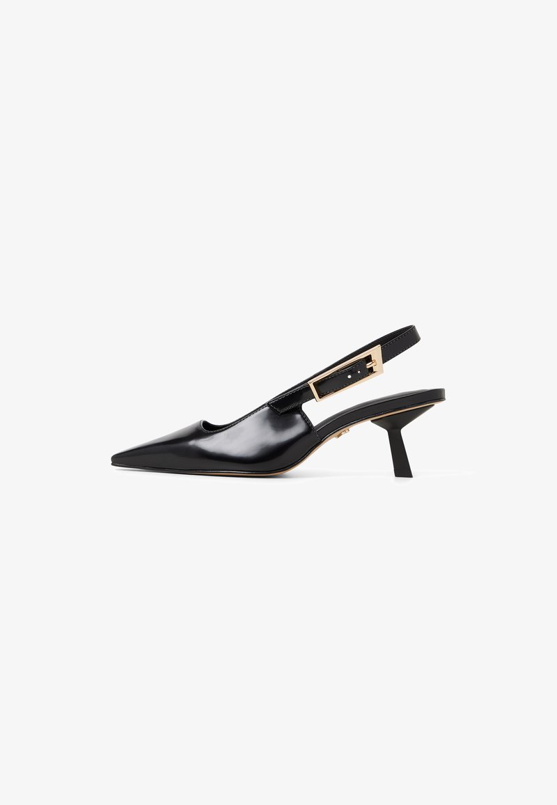Zapatos slingback de charol negro con punta afilada, que presentan un acento de hebilla en tono dorado y un tacón corto de bloque.