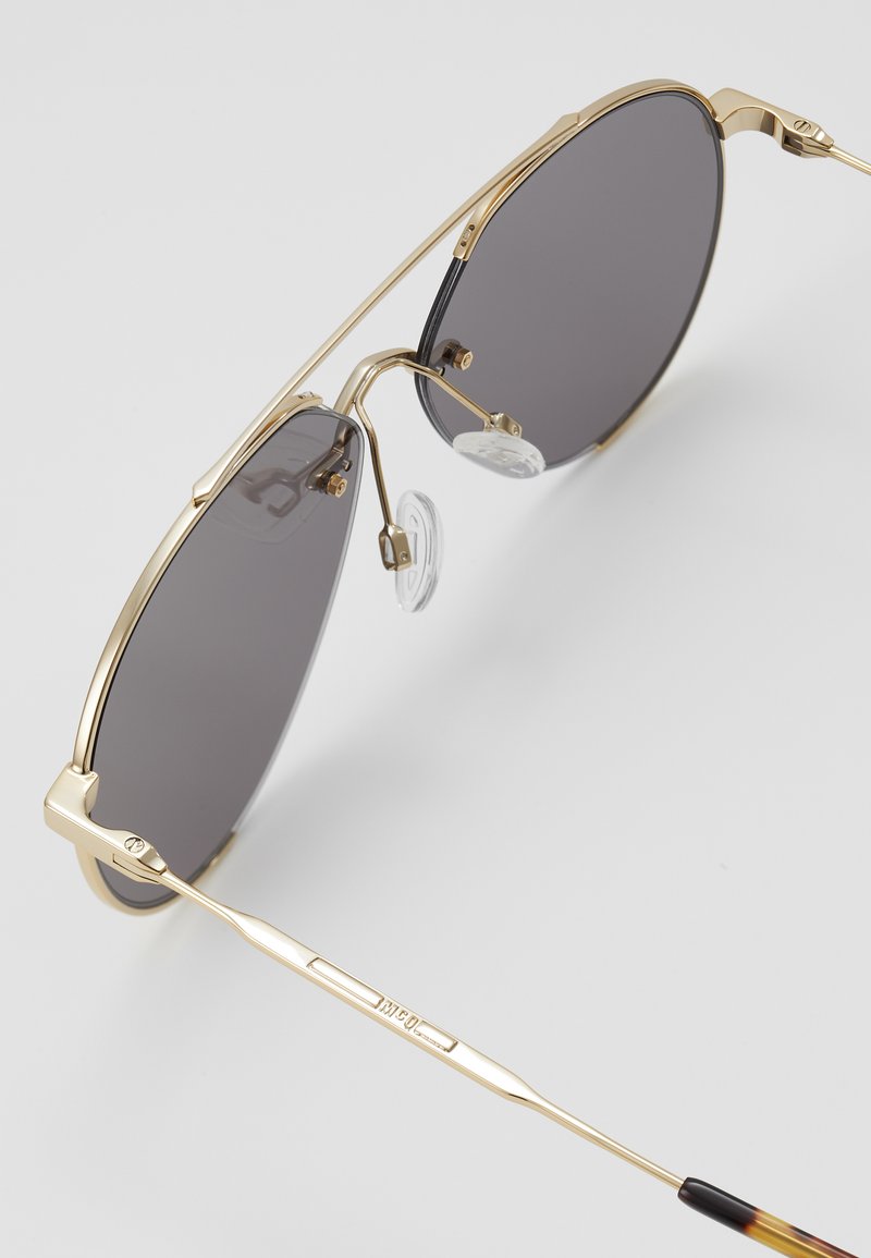 Herren Mützen, Hüte & Caps | McQ Alexander McQueen Sonnenbrille gold-coloured/smoke/goldfarben - ZJ84725 Herren Mützen, Hüte & Caps | McQ Alexander McQueen Sonnenbrille gold-coloured/smoke/goldfarben - ZJ84725