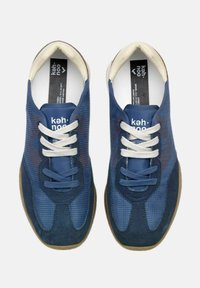 Scarpe da ginnastica blu navy con tomaia in rete e dettagli in suede, dotate di lacci bianchi e suola in gomma testurizzata. Logo visibile sulle etichette.