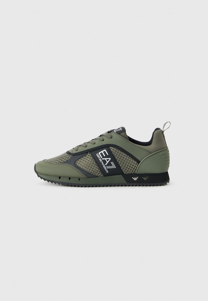 Baskets basses vertes et noires avec des panneaux latéraux en mesh et logo EA7 Emporio Armani sur le côté et la semelle, présentées sur un fond uni.