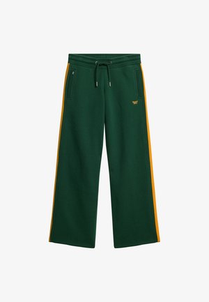 Pantaloni sportivi verde con gambe larghe, strisce arancioni laterali, vita con coulisse e tasche laterali. Presenta un logo ricamato arancione sul davanti.
