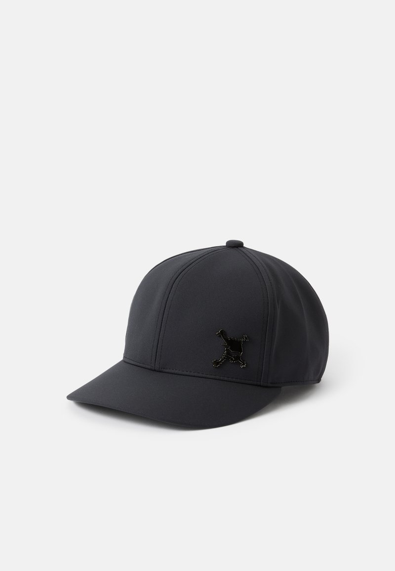 Boné de baseball preto feito de tecido texturizado, com uma aba curva e um detalhe de logótipo na frente em preto brilhante. Design de sete painéis.