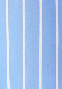 Tissu bleu clair avec des fines rayures verticales blanches régulièrement espacées, montrant une texture en gros plan de matériau tissé.