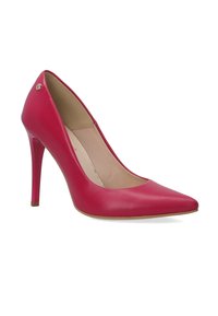 Červený kožený vysoký podpatek s špičatou špičkou a hladkým povrchem, se malým zlatým akcentem na zadním podpatku.