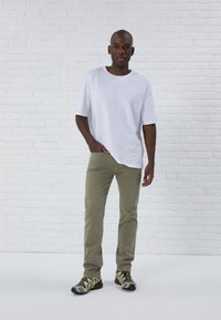 Pier One Tiesaus kirpimo džinsai - green