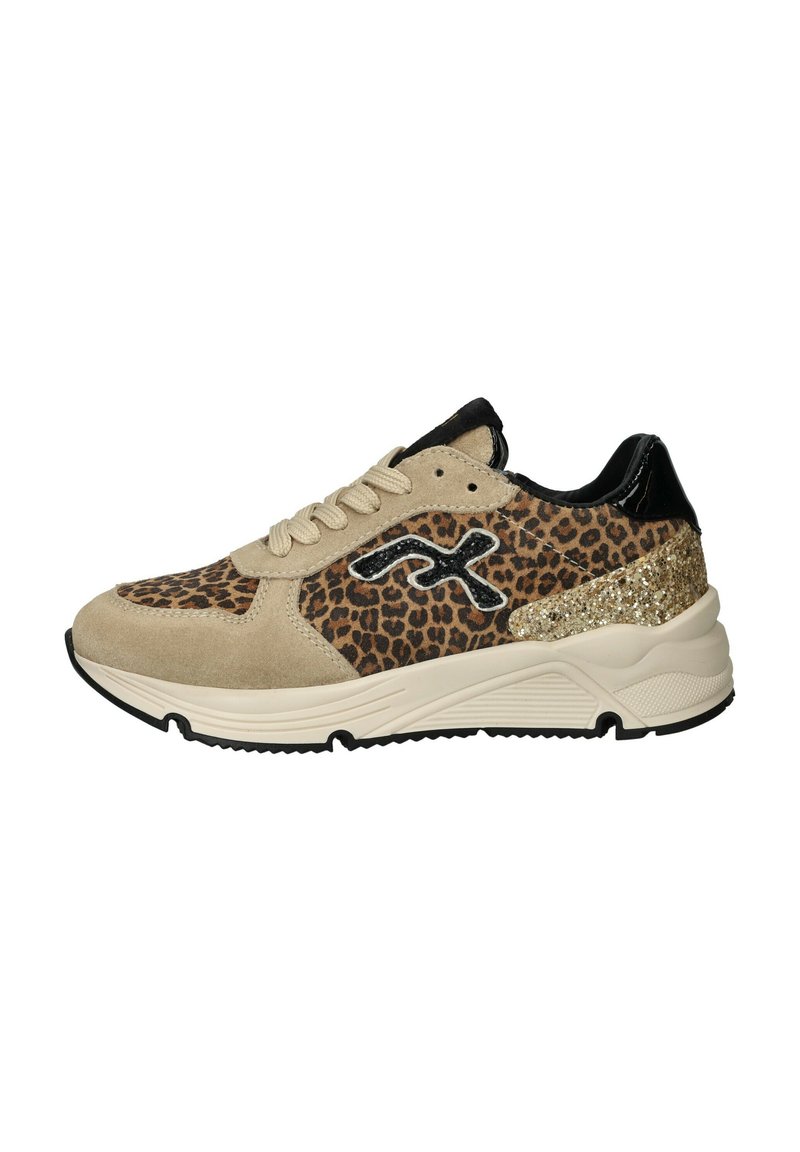 Beige sneaker met luipaardprint van suede en zwarte accenten. Voorzien van glitterdetails, ronde neus en een gestructureerde rubberen zool.