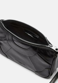 Borsa a mano in pelle nera con superficie texturizzata, chiusura con zip e fodera interna. Presenta un logo sul fronte e un design strutturato.
