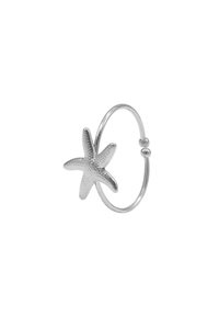 Sølv hoop øredobber med en teksturert sjøstjerne charm. Designet er minimalistisk med en glatt, polert overflate og sirkulær form.