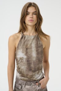 Top a halter marrone con un pattern astratto e testurizzato. Il tessuto morbido si adagia sul corpo, evidenziando una silhouette aderente e dettagli arricciati.
