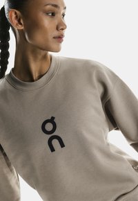 On CLUB CREW - Sweatshirt - desert