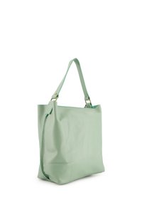 Mintgroene leren tote bag met een geglazuurde afwerking, voorzien van een enkele schouderband en een minimalistisch ontwerp.