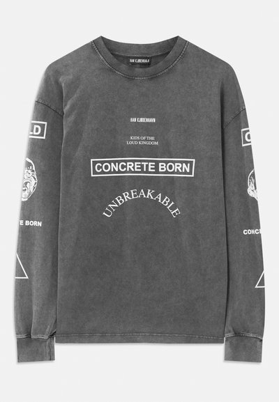 Cămașă lungă gri închis cu mânecă lungă, cu text alb "HAN KJØBENHAVN", "KIDS OF THE LOUD KINGDOM", "CONCRETE BORN" și "UNBREAKABLE" pe față.