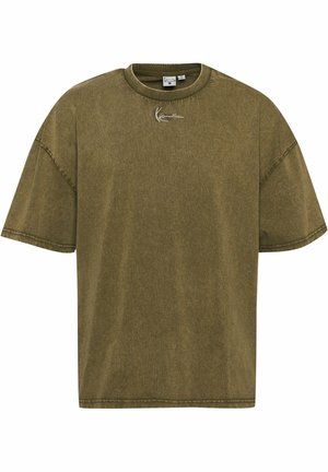 Nadmiernie duży oliwkowozielony T-shirt z krótkim rękawem, okrągłym dekoltem i małym białym haftowanym logo na środku klatki piersiowej.