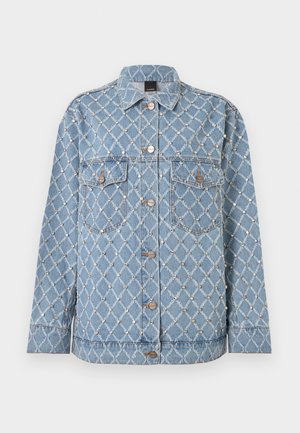 Veste en jean bleu clair avec motif de couture en forme de losange et clous argentés, fermeture avant à boutons, deux poches à rabat sur la poitrine et manches longues.