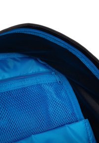 Interno di una borsa nera con un rivestimento blu brillante. Le caratteristiche includono una tasca con zip e un compartimento in rete per l'organizzazione. Texture liscia.