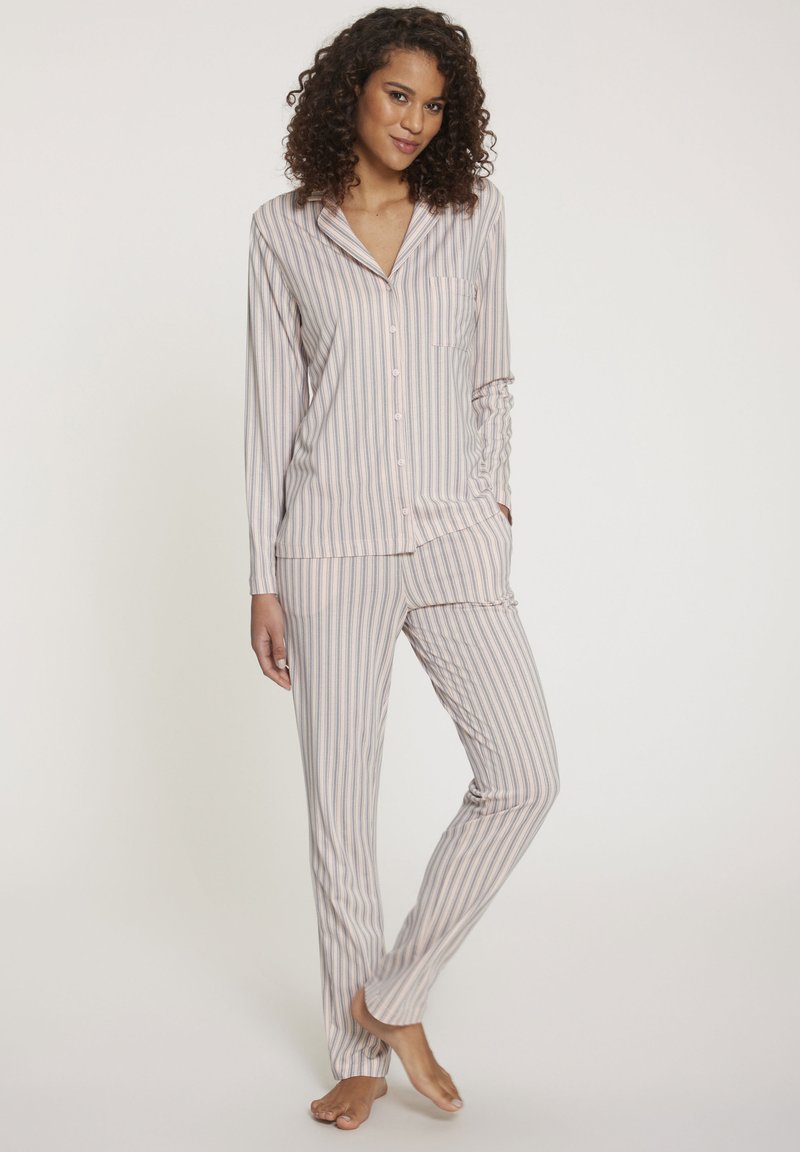 Gestreepte pyjamastel bestaat uit een button-up shirt met lange mouwen en bijpassende broek. Gemaakt van zachte stof, de kleuren zijn zachtroze en wit.