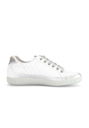 Witte lage sneaker met zilveren accenten, vetersluiting en gestructureerde zool, getoond in zijprofiel op een witte achtergrond.