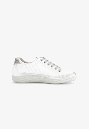 Witte lage sneaker met zilveren accenten, vetersluiting en gestructureerde zool, getoond in zijprofiel op een witte achtergrond.