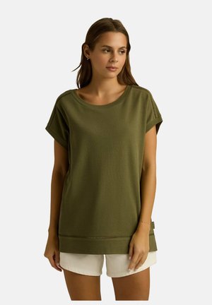 Oliwkowa, krótką rękawem bluzka wykonana z miękkiego materiału z okrągłym dekoltem, z ozdobnym przeszyciem na ramionach i luźnym krojem.