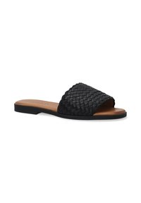 Sort vævet slid sandal med flad sål, der har en struktureret overdelse, åben tæd design og en glat tan indersål.