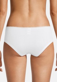 Slip di cotone bianco con una texture liscia, caratterizzato da un bordo in pizzo lungo l'elastico in vita e un design semplice e senza cuciture.