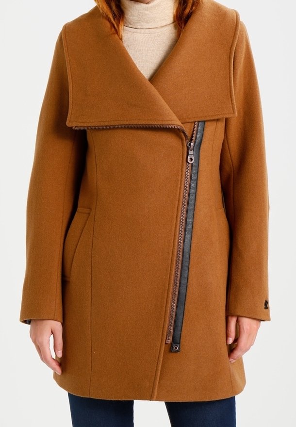 Brauner Wollmischungs-Mantel mit schrägem Kragen, asymmetrischem Reißverschluss mit Lederbesatz und seitlichen Taschen. Weiches, strukturiertes Design.