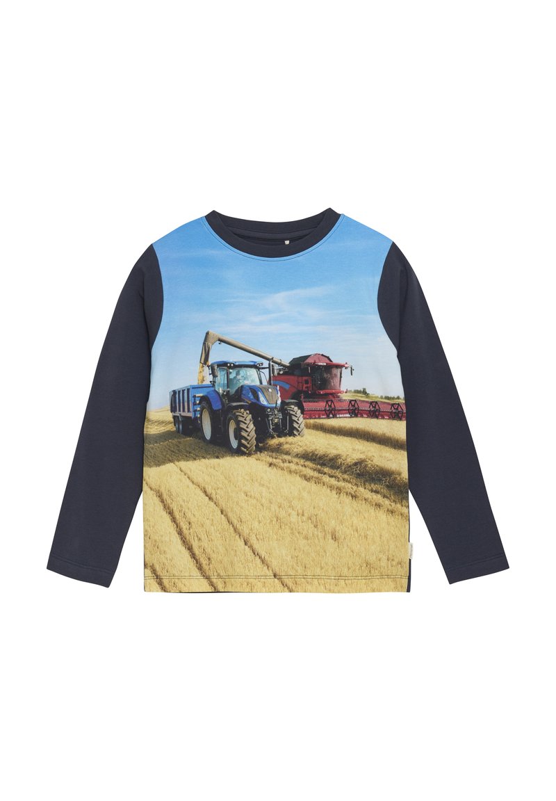 Langarmshirt mit einem blauen Traktor und einem roten Mähdrescher auf einem Weizenfeld. Einfarbige marineblaue Ärmel, weiches Baumwollmaterial.
