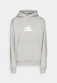 Sudadera gris con bolsillo frontal, capucha con cordón y logotipo blanco en el pecho. Confeccionada en una suave tela texturizada y con puños de punto.