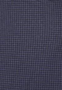 Marineblauwe stof met een houndstooth patroon en een gestructureerd oppervlak, met een mix van donkere en lichtere tinten.