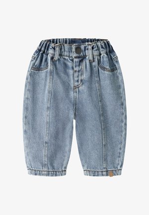 Lichtblauwe denimbroek voor peuters met elastische tailleband, voorknop en zakken, weergegeven op een witte achtergrond.