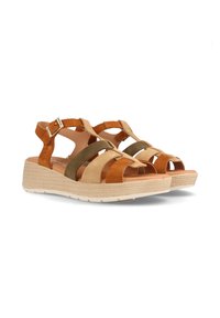 Sandalias de ante marrón, verde y topo con punta abierta y diseño de tiras. Presenta una suela de cuña beige texturizada y hebilla ajustable.
