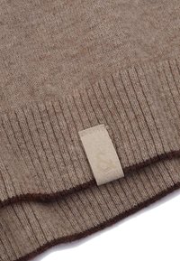 Brauner, gestrickter Pullover mit geripptem Saum und strukturiertem Finish. Verfügt über ein gewebtes Etikett mit prägierter "&"-Motiv. Das Innere hat einen kontrastierenden dunklen Besatz.