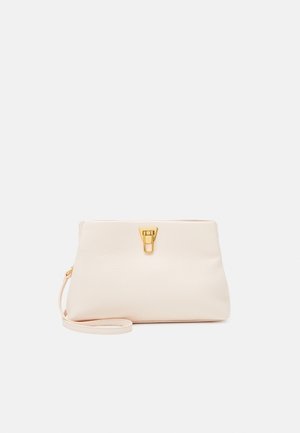 Petite pochette rectangulaire en cuir rose pâle avec fermoir doré et dragonne assortie sur fond uni.