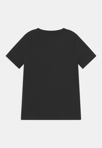T-shirt noir à manches courtes avec un col rond, en coton, au design uni sans motifs ni accents.